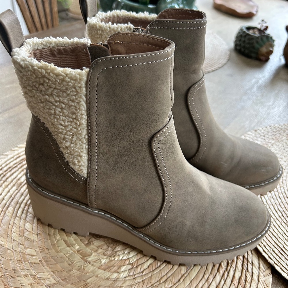 WOMENS DOLCE VITA REACHER TAUPE ANKLE BOOT - SIZE 7